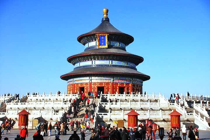 Templo do CÃ©u - Maior complexo de templos da religiÃ£o e filosofia taoÃ­sta do paÃ­s, fica situado na capital Pequim. O conjunto foi erguido em 1420, na Ã©poca da China imperial. Desde 1998 Ã© classificado como PatrimÃŽnio da Humanidade pela Unesco.
