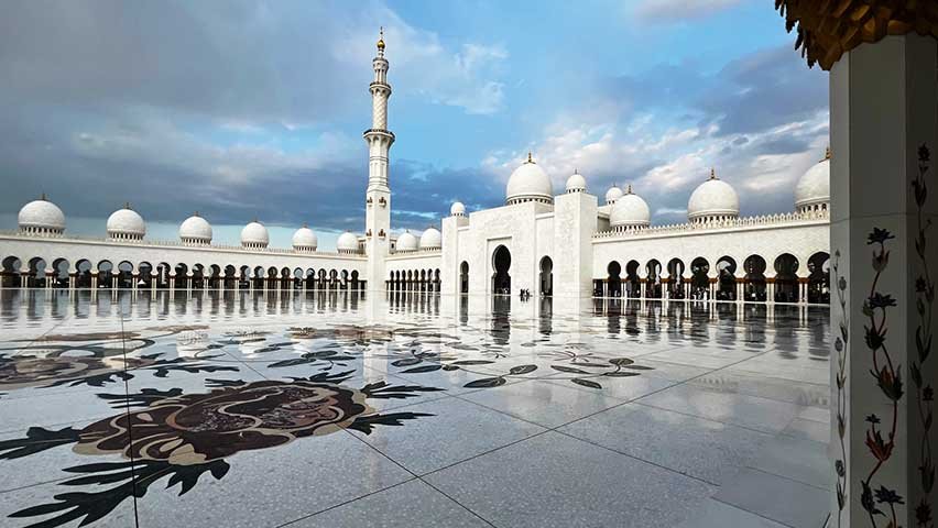 A visita é uma oportunidade única de conhecer mais sobre a fé islâmica, a cultura local e a estética árabe, que se revela em cada mosaico.