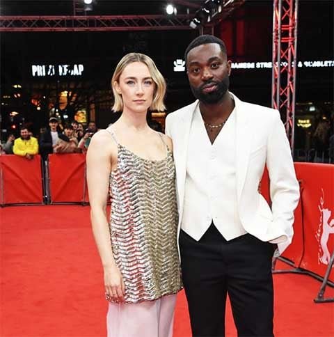 Apesar da polêmica, há também quem veja na escalação uma oportunidade de ressignificar o personagem. Snape sempre foi descrito como alguém excluído e mal compreendido, traços que podem ganhar força e profundidade ao serem vividos por um ator negro.