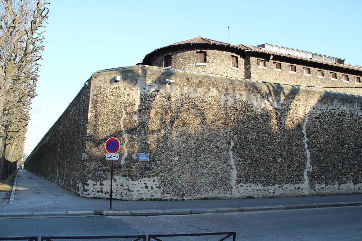 Além disso, episódios de violência e tentativas de rebeliões são frequentes na La Santé. As celas são tão pequenas que não têm entrada de luz natural.
