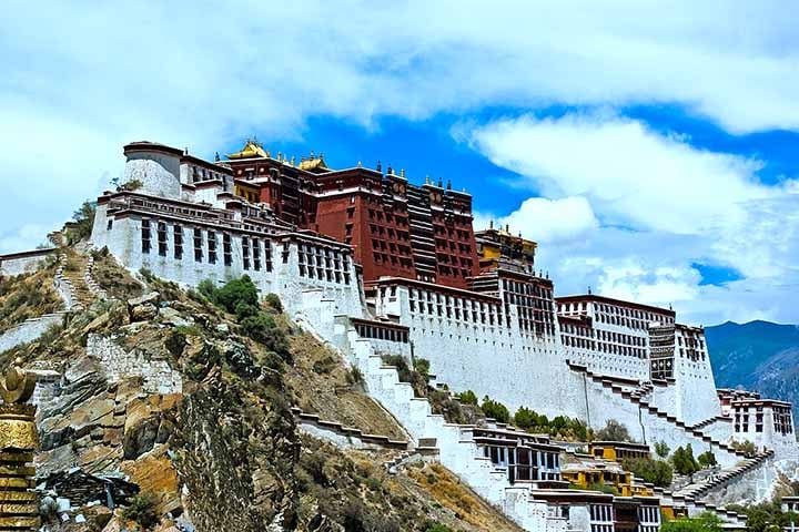 Até 1959, o Palácio de Potala foi a casa dos Dalai Lamas. A partir desse ano, passou a ser um museu da República Popular da China.



