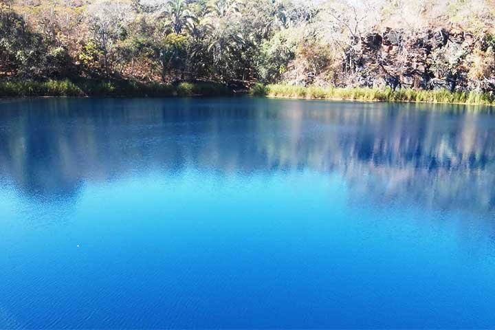 Um desses mistérios é sua grande profundidade, estimada entre 220 e 300 metros.