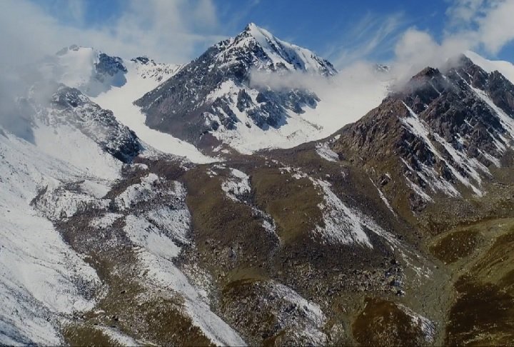 As montanhas Qilian, onde Peng estava, formam uma cordilheira situada na fronteira entre as províncias chinesas de Gansu e Qinghai, no noroeste do país.