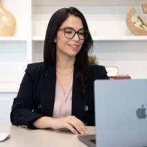 Caroline Kherlakian analisa reestruturação empresarial - DINO
