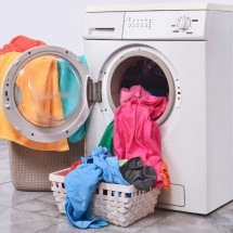 Saiba como fazer a separação correta das roupas antes de lavar - leolintang de Getty Images