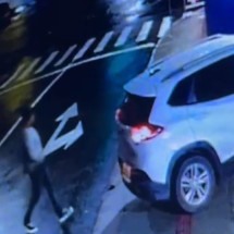 Mulher é rendida com arma na cabeça durante assalto em JF; veja o vídeo - Câmera de monitoramento/Reprodução