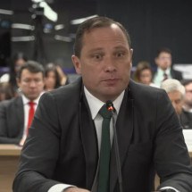 Mauro Cid é alvo da PF, mas STF revoga prisão