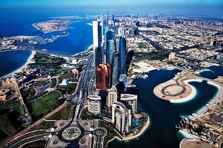 No entanto, o grande diferencial de Abu Dhabi está na maneira como combina modernidade e tradição. Por um lado, a cidade investe em tecnologias de ponta e arquitetura futurista. -Reprodução de Rede Social