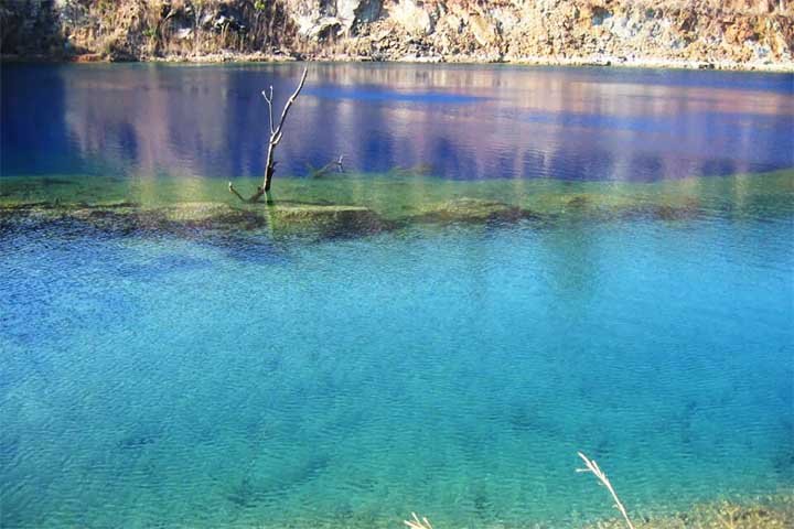 Situada a aproximadamente 42 km do centro da cidade, o acesso à lagoa é feito pela GO-237, com entrada pelo Balneário Bucaína.