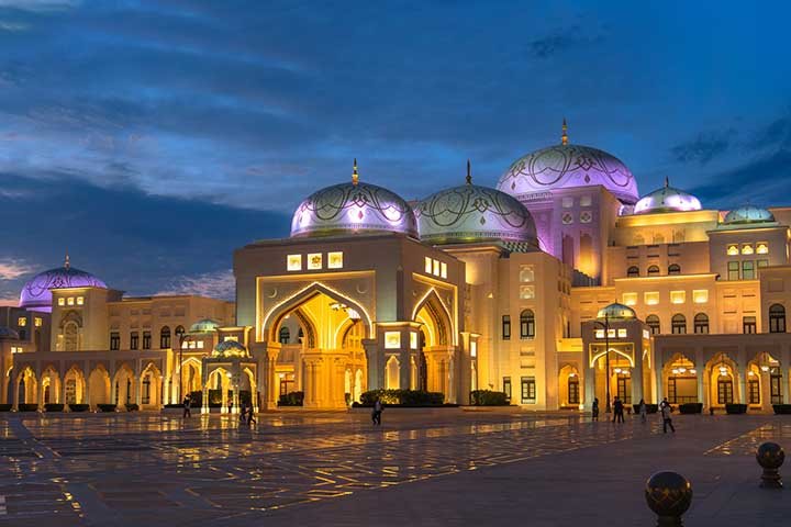 Por outro, valoriza sua heranÃ§a cultural e religiosa, promovendo uma identidade forte e autÃªntica. A convivÃªncia harmoniosa entre esses dois mundos faz de Abu Dhabi um destino fascinante, onde o passado e o futuro caminham lado a lado.