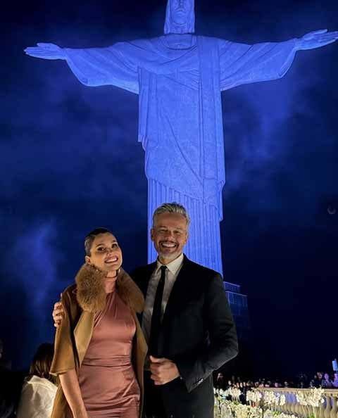 Na vida pessoal, ela também vive uma história admirada pelo público. Desde 2006 é casada com o apresentador Otaviano Costa, com quem forma um dos casais mais carismáticos da televisão brasileira.-Reprodução de Instagram @flaviaalessandra