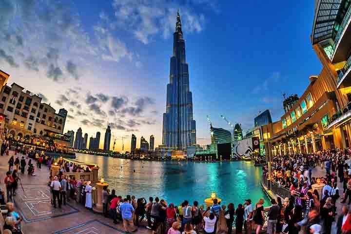 O pr&eacute;dio Burj Khalifa abriga resid&ecirc;ncias, escrit&oacute;rios, restaurantes e o hotel Armani, al&eacute;m do mirante At the Top, no 148&ordm; andar. O projeto custou cerca de US$ 1,5 bilh&atilde;o e tornou-se cart&atilde;o-postal definitivo de Dubai. Acredite se quiser: s&atilde;o 828 metros de altura (!) e 163 andares.- Flickr Andreas Mariotti