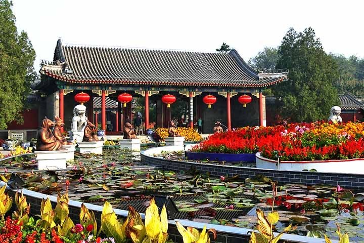 Palácio de Verão - Localizado na capital Pequim, é uma antiga residência imperial chinesa que ocupa área de 2,9 quilômetros quadrados, 