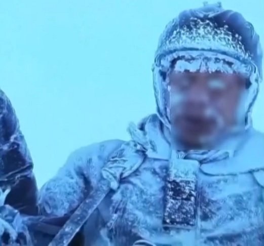 Uma câmera presa ao parapente registrou tudo. No vídeo, Peng aparece coberto de gelo e tentando se manter no controle. 