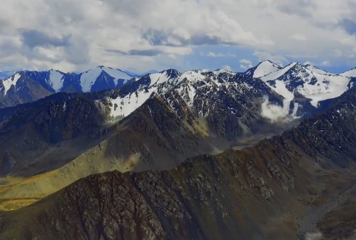 Seu pico mais alto, o Monte Tuanjie, atinge cerca de 5.547 metros de altitude.