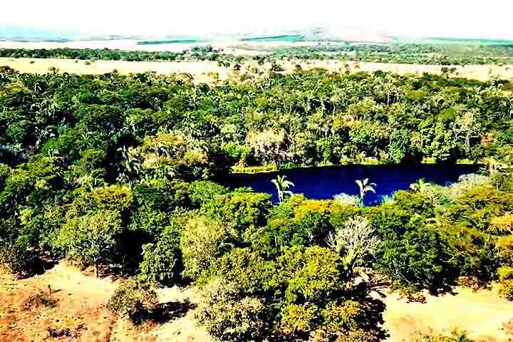 A Lagoa Azul foi formada por uma dolina, que consiste em uma cratera causada pelo desabamento de uma caverna calcária.