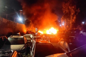 Incêndio atinge pátio de veículos em Sabará