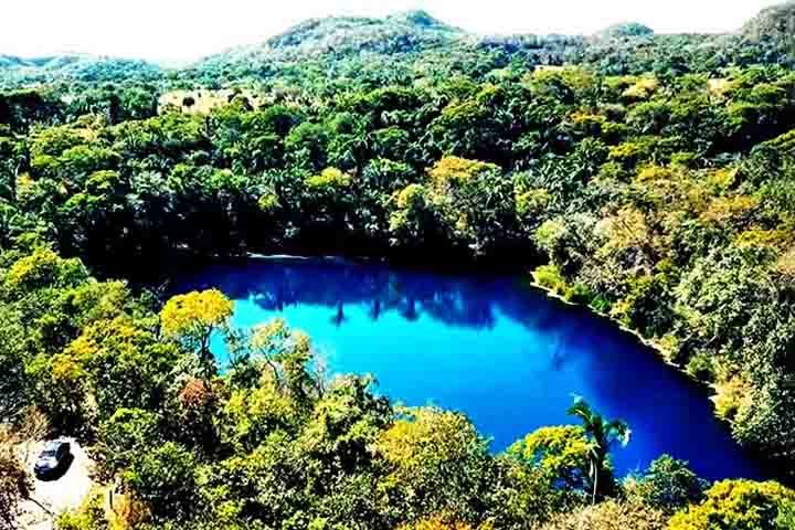 A Lagoa Azul, também conhecida como "lagoa sem fundo" tem águas cristalinas azul-esverdeadas, além de alguns segredos.