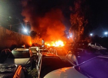 O incêndio destruiu pelo menos 38 veículos no pátio incendiado -  (crédito: Divulgação/CBMMG)