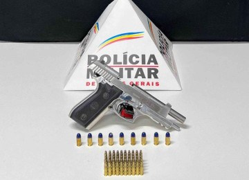 O homem foi preso com uma pistola sem registro e munições -  (crédito: Divulgação/PMMG)