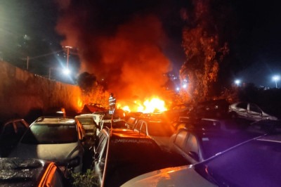 O incêndio destruiu pelo menos 38 veículos no pátio incendiado -  (crédito: Divulgação/CBMMG)