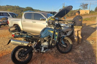 Policiais verificaram a existência de possíveis adulterações nos elementos de identificação veicular -  (crédito: PRF/Divulgação)