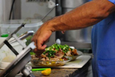 Manipulação de alimentos, assim como condições de higiene e armazenamento estão entre os itens verificados por fiscais -  (crédito: Alexandre Guzanshe/EM/D.A Press)