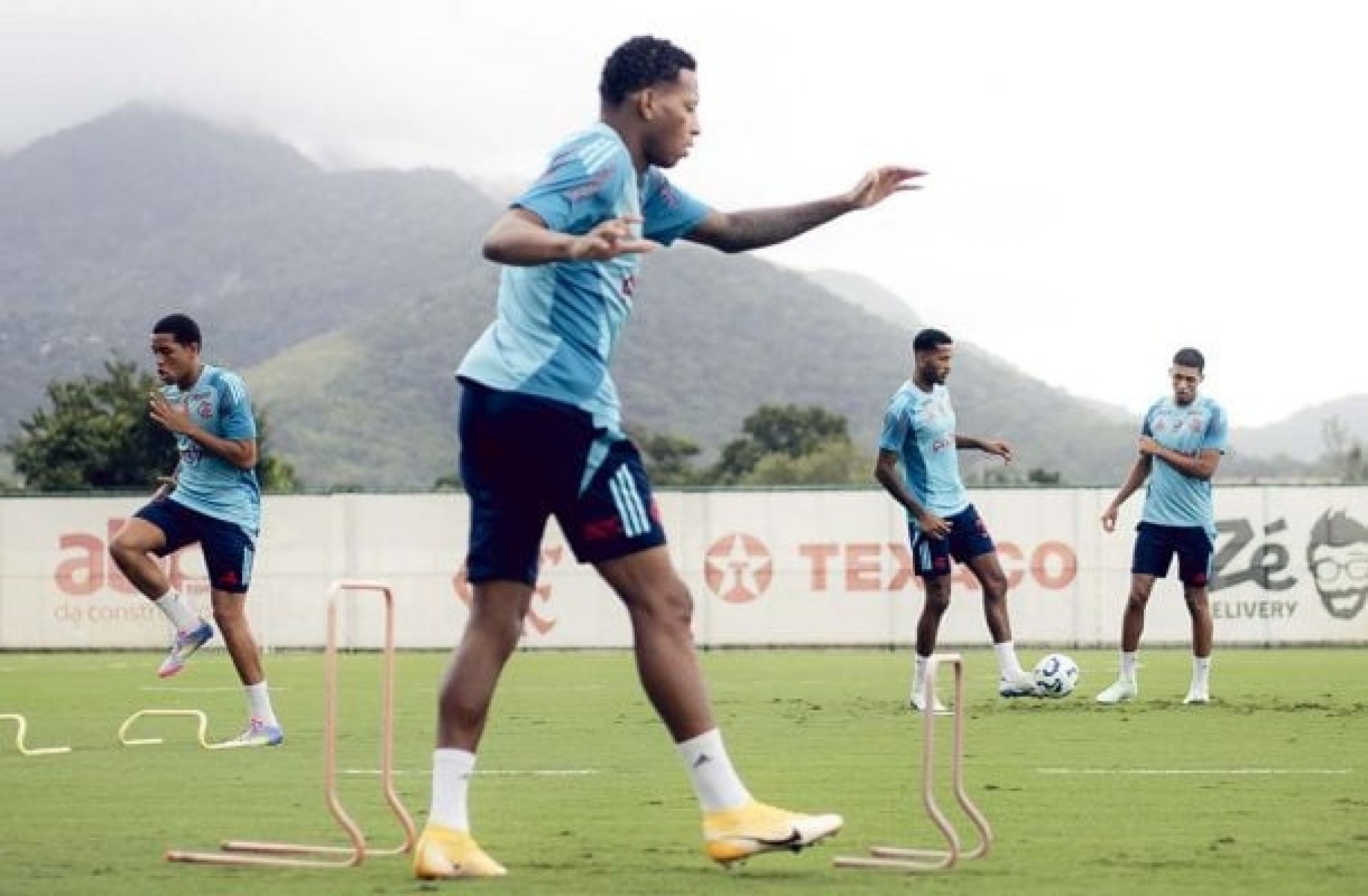 Plata treina no campo e se aproxima de volta pelo Flamengo Plata treina no campo e se aproxima de volta pelo Flamengo