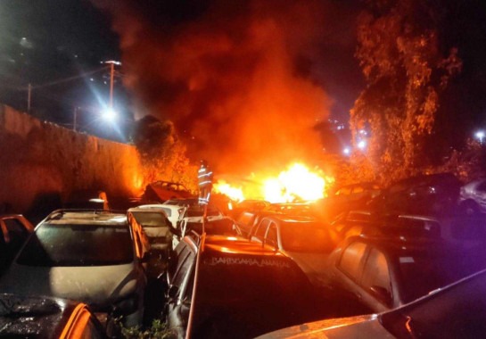 Incêndio atinge pátio de veículos em Sabará