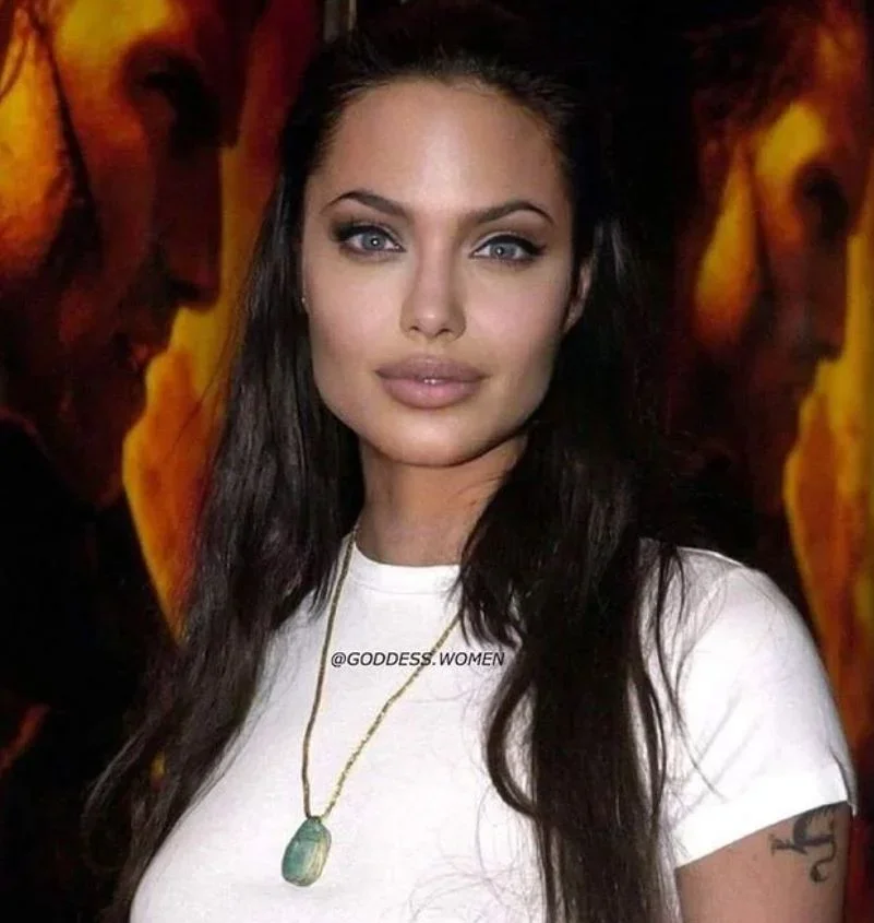 Quando Angelina era jovem, a mãe queria que ela fosse modelo, mas ela preferiu fazer um curso de agente funerário, para aprender a preparar corpos para os velórios. Quem gosta dessa atividade?  
