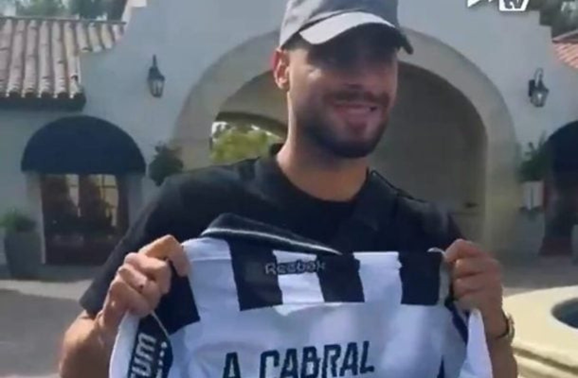 Arthur Cabral chega nos Estados Unidos e se apresenta ao Botafogo