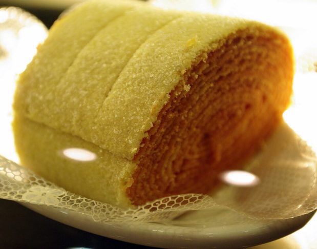 A culinária pernambucana é outro ponto forte, com pratos típicos como a feijoada pernambucana, o bolo de rolo (foto), o bolo Souza Leão, a cartola e o famoso buchada de bode. 