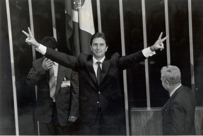 Mais uma vez, entrou em prática um programa para tentar estabilizar a inflação que assolava o país. O “Plano Brasil Novo”, popularmente conhecido como “Plano Collor”, foi instituído em 16 de março de 1990