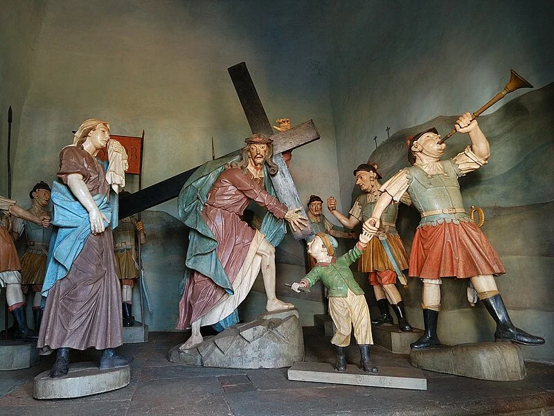 Outro trabalho famoso são os os da Paixão de Cristo, também em Congonhas, composto por 66 figuras em cedro que retratam cenas da Via Sacra.