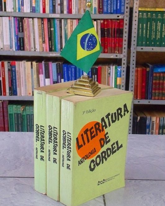 Esses trovadores recitavam suas poesias em feiras e mercados, transmitindo histórias e notícias. Com a colonização, essa tradição foi trazida para o Brasil, onde se adaptou e evoluiu.-wikimedia commons/Almanaque Lusofonista