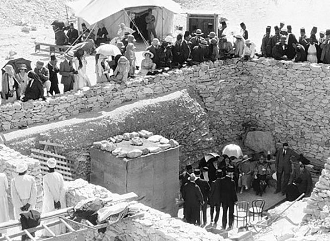  Atualmente, pesquisadores afirmam que várias mortes foram provocadas por fungos venenosos que proliferaram dentro da tumba. Mas a lenda da maldição persiste.