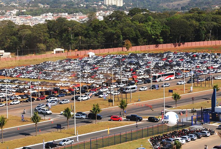 Vá ao shopping em dias e horários que permitam estacionar sem grande dificuldade. 