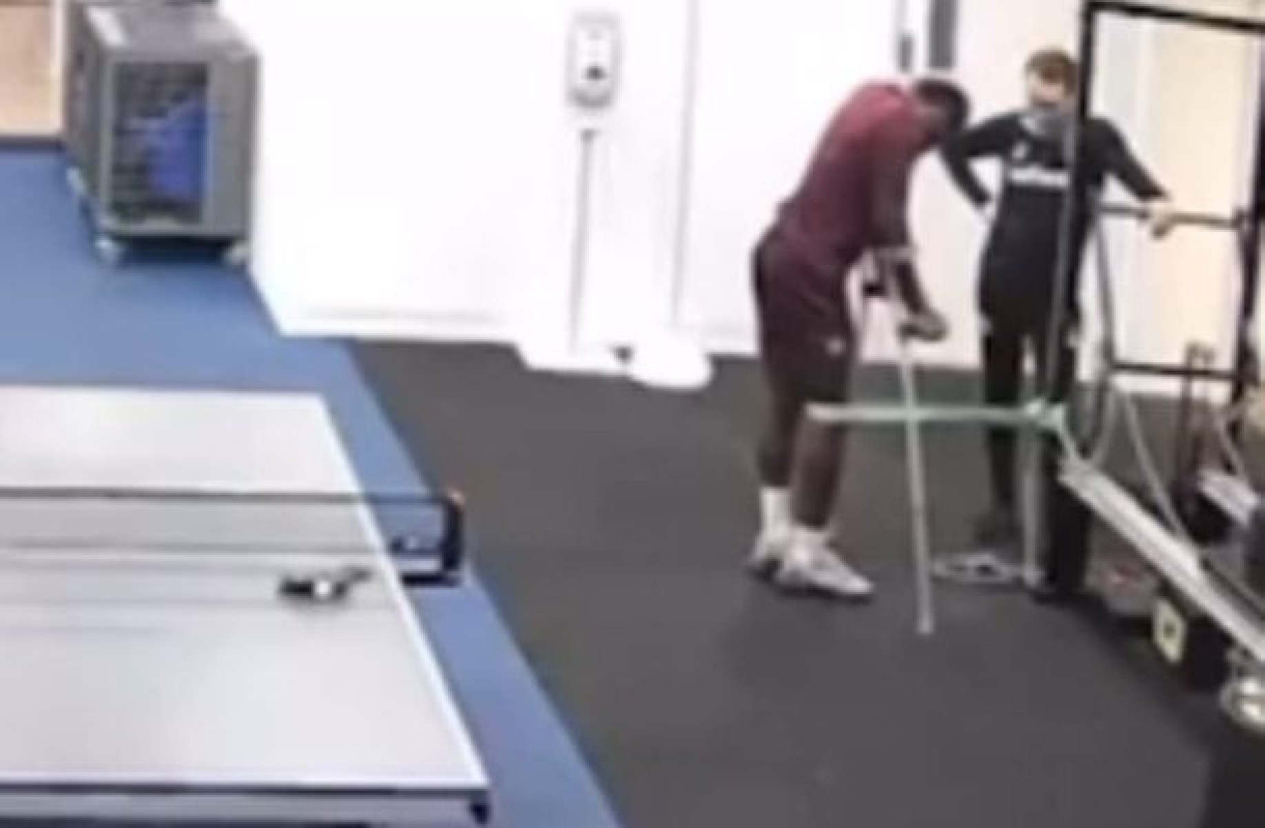 Atacante do West Ham ‘reaprende a andar’ após grave acidente de carro; veja vídeo