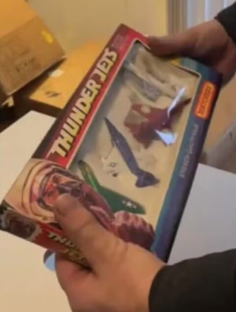 "Quando tirei aquilo, era um papel de embrulho supervelho", declarou King à emissora KTLA5. Ao abrir o antigo presente, ele descobriu que se tratava de um conjunto de Matchbox Thunder Jets - aeromodelos fabricados nos anos 70. O homem especula que o pacote deve ter caído em um vão da parede quando estava escondido no sótão da casa. A mãe, por sua vez, não se recorda de ter comprado o brinquedo.
