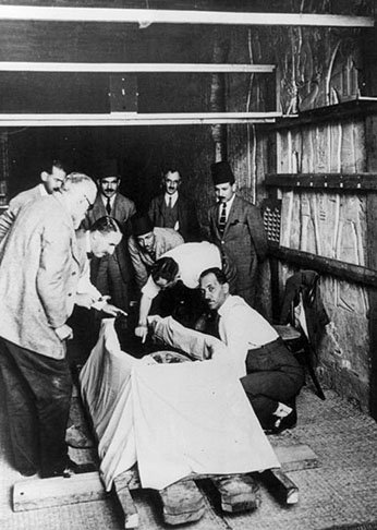 Numa das paredes havia uma inscrição em tom ameaçador de uma profecia macabra avisando que quem prejudicasse o "sono" do faraó seria punido.