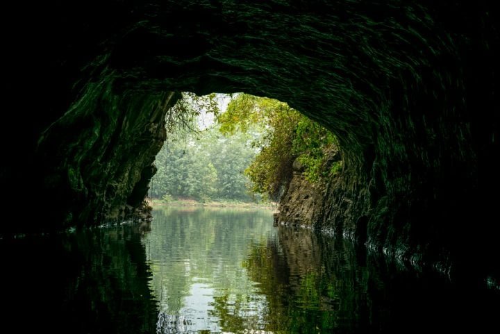 Por ser considerado um aquífero, o Hamza é uma formação geológica que armazena e transporta água por meio de camadas porosas, sem um canal definido.