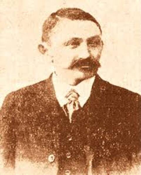 Leandro Gomes de Barros (1865-1918) em Pombal, na Paraíba. Ele se mudou para o Recife ainda jovem, onde começou a trabalhar como tipógrafo e se aproximou do mundo das letras.

-wikimedia commons/Lualivro
