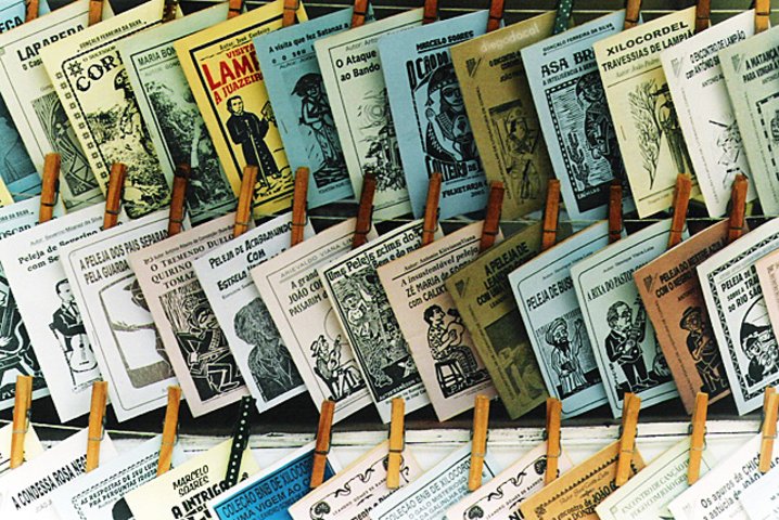 Essas histórias são impressas em pequenos folhetos, muitas vezes ilustrados com xilogravuras, que eram tradicionalmente pendurados em cordas ou barbantes, daí o nome "cordel".-flickr/Diego Dacal