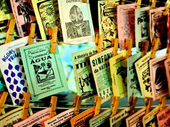 Os poetas de cordel, conhecidos como cordelistas, são muitas vezes também repentistas, capazes de criar e recitar versos improvisados.-divulgação