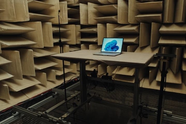 Lá, existe uma câmara anecoica construída pela Microsoft que ficou conhecida como o ambiente mais silencioso do mundo.