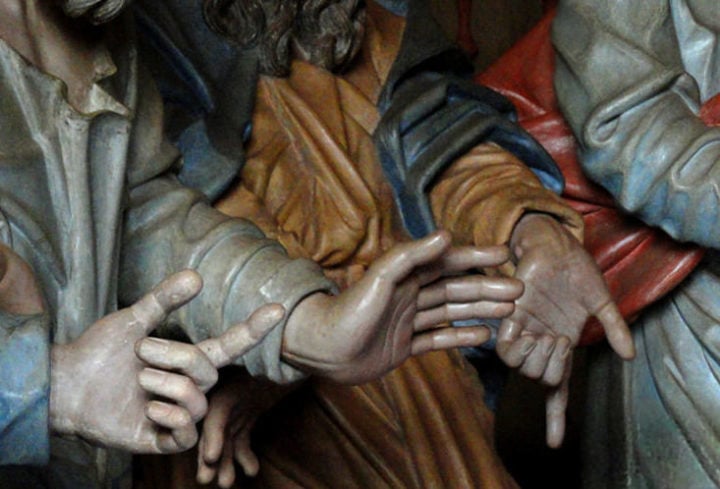 Entre o fim do século 18 e o início do século 19, Aleijadinho desenvolveu uma doença degenerativa — possivelmente hanseníase — que lhe causou deformidades severas nas mãos e nos pés, levando à alcunha de "Aleijadinho". 