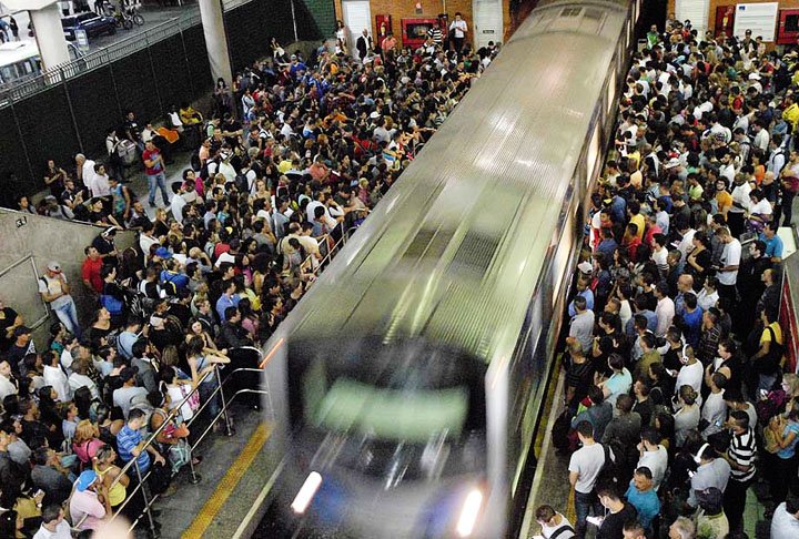 Sempre que tiver chance, faÃ§a uma caminhada para esperar um horÃ¡rio de menor movimento no transporte pÃºblico, evitando plataformas lotadas. 
