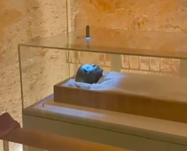 Mas tornou-se o mais emblemático por ser o primeiro cuja tumba foi descoberta intacta nos tempos modernos, pois as anteriores haviam sido violadas durante séculos.