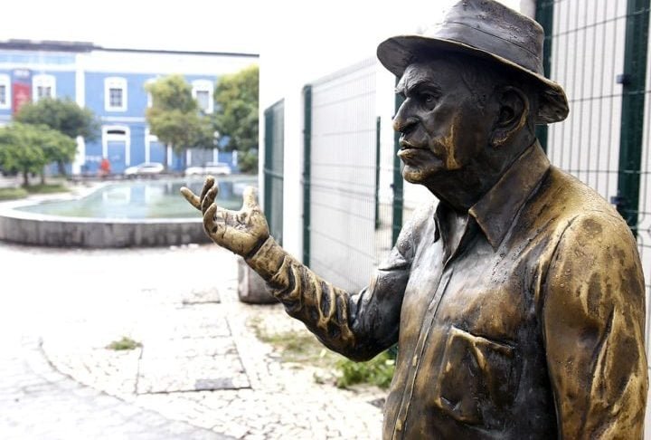 Já Patativa do Assaré (1909-2002) nasceu na pequena cidade de Assaré, no Ceará. Ele começou a compor e recitar poesias ainda jovem, inspirado pelas histórias e cantorias tradicionais do sertão nordestino.-wikimedia commons/Ministério da Cultura