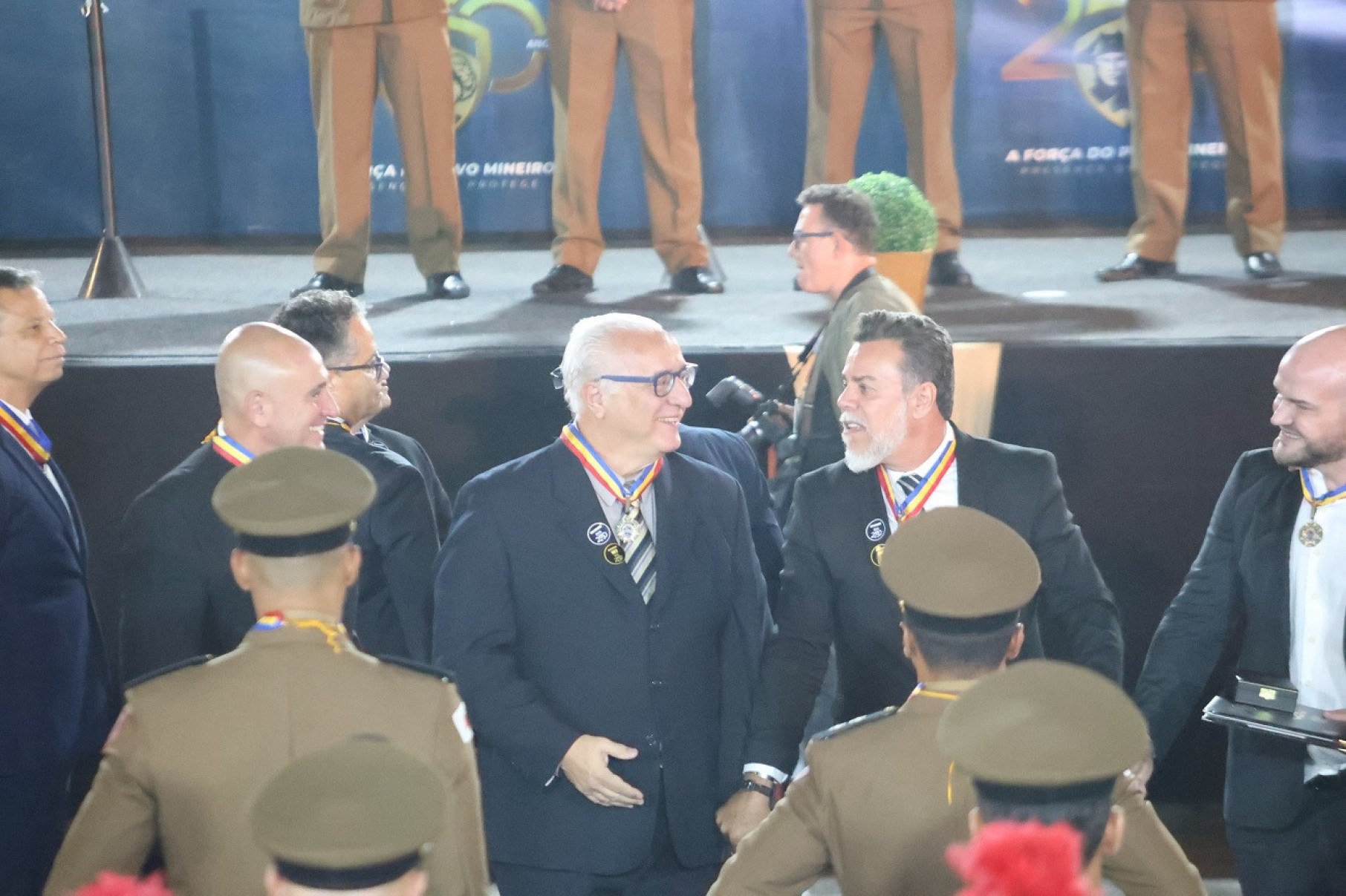 Ricardo Carlini, gerente de jornalismo da TV Alterosa (ao centro) recebeu comanda da PMMG Ricardo Carlini, gerente de jornalismo da TV Alterosa (ao centro) recebeu comanda durante a celebração dos 250 anos da Polícia Militar de Minas Gerais